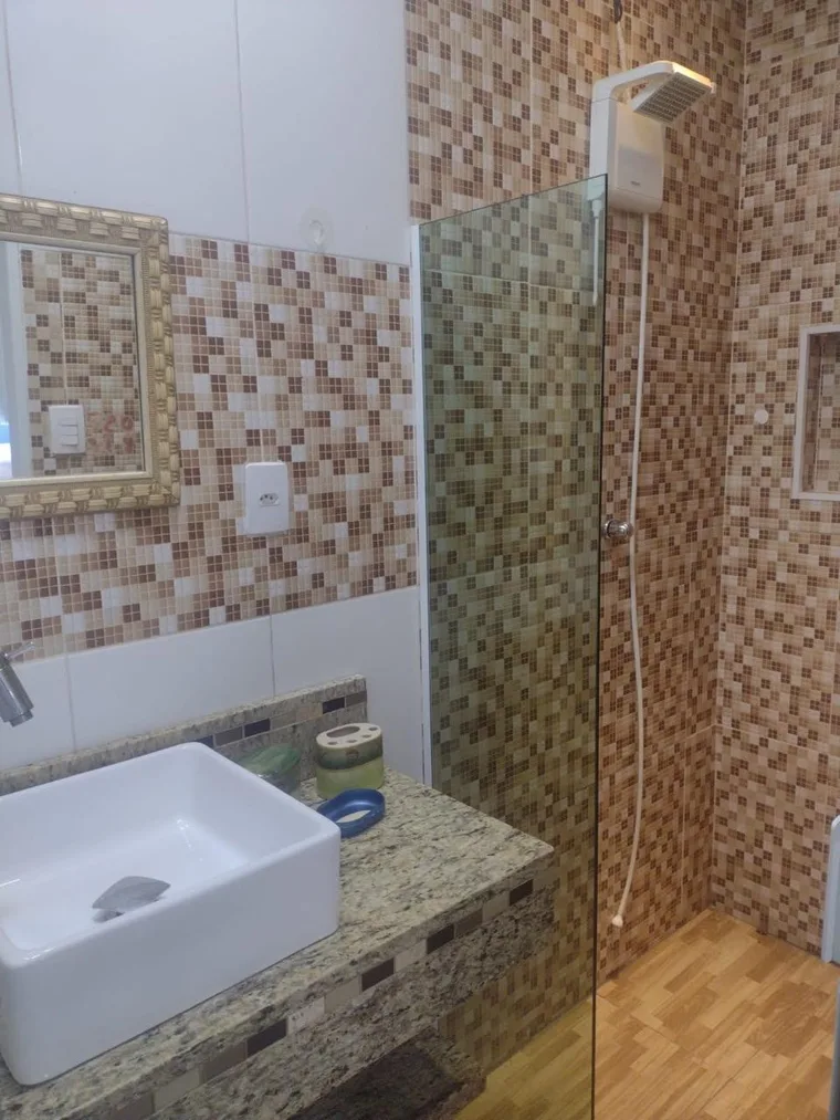 Banheiro da Casa de Praia Saquarema com box de vidro