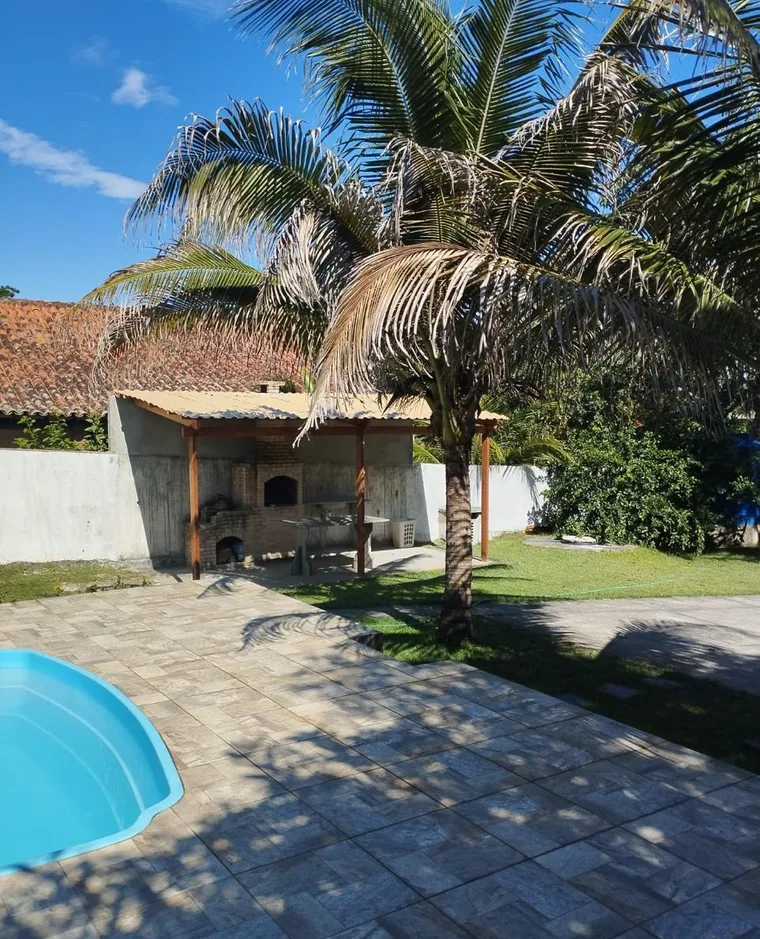Área de churrasco externa da Casa de Praia Saquarema, coberta, ao lado da piscina