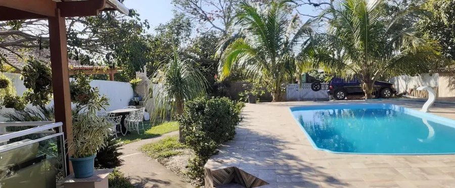 Jardim com palmeiras da Casa de Praia Saquarema
