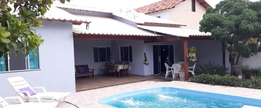 Piscina de sete metros da Casa de Praia Saquarema com espreguiçadeiras