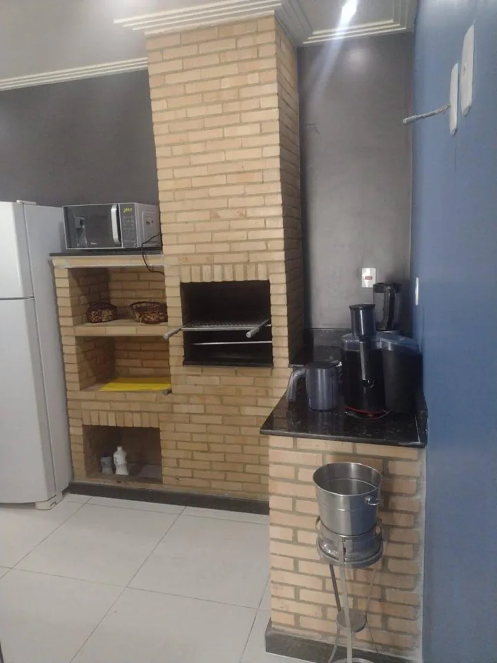 Churrasqueira interna da Casa de Praia Saquarema, ao lado da cozinha